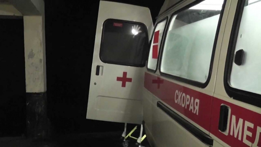 В Анапе авто вылетело на обочину и повисло на дереве: пострадали трое молодых людей 
