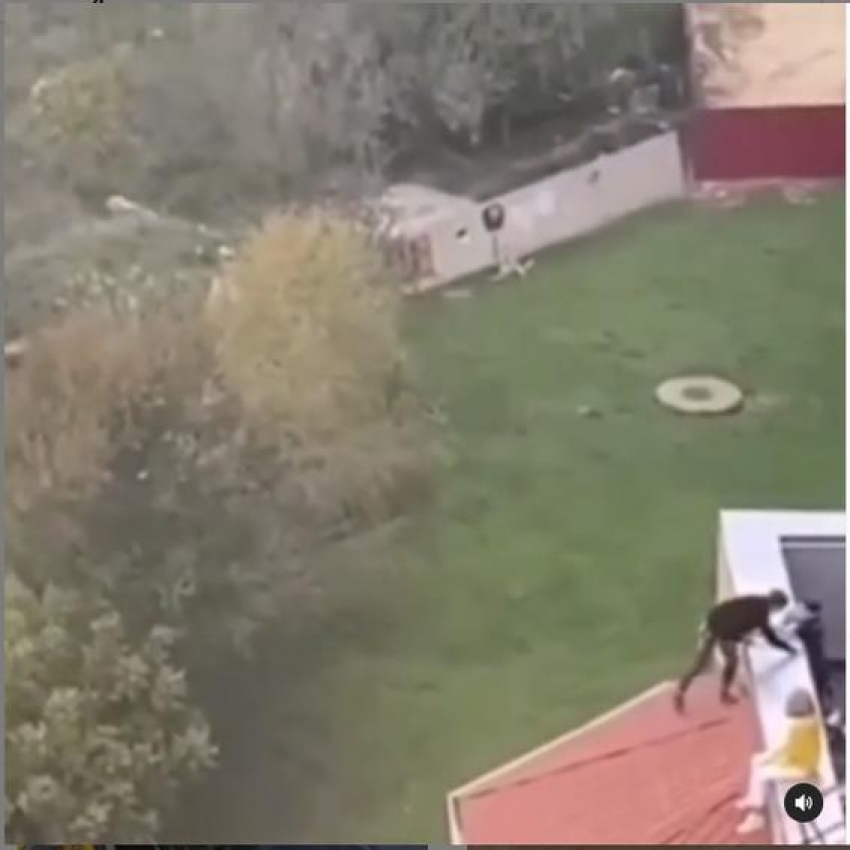 Пьяные подростки в Анапе устроили опасные игры на крыше многоэтажного дома