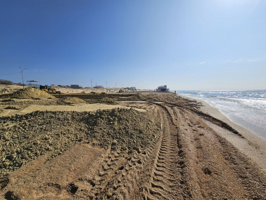 После очистки от нефтепродуктов в Анапе начали поднимать уровень пляжей