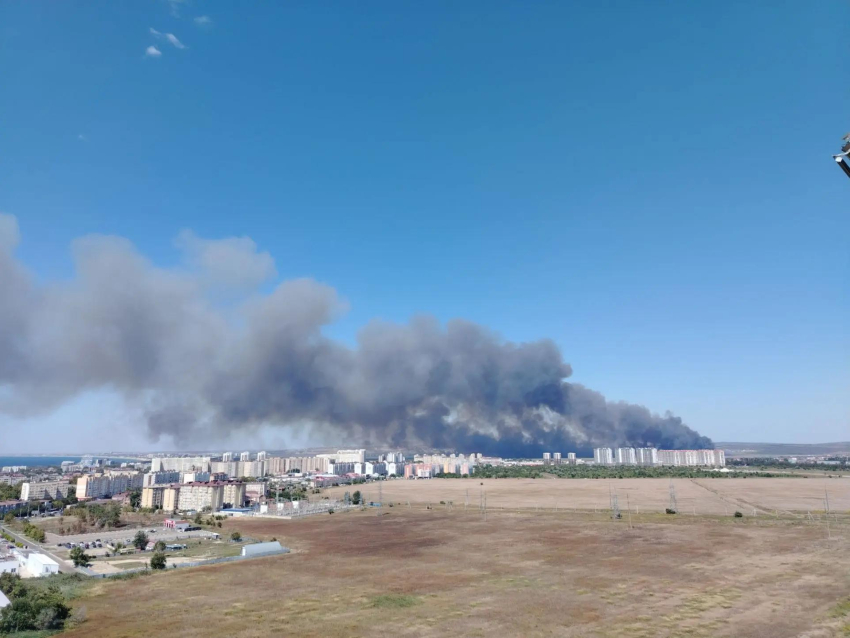 Крупный пожар заставил перекрыть часть дороги в Анапе