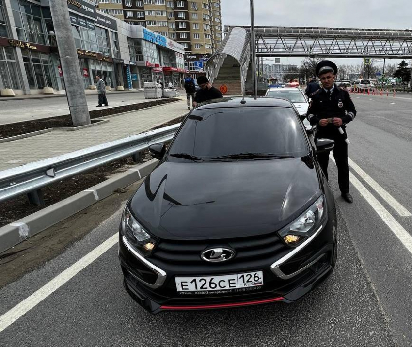 В Анапе водитель «Лады» припарковал авто на пешеходном переходе и был задержан