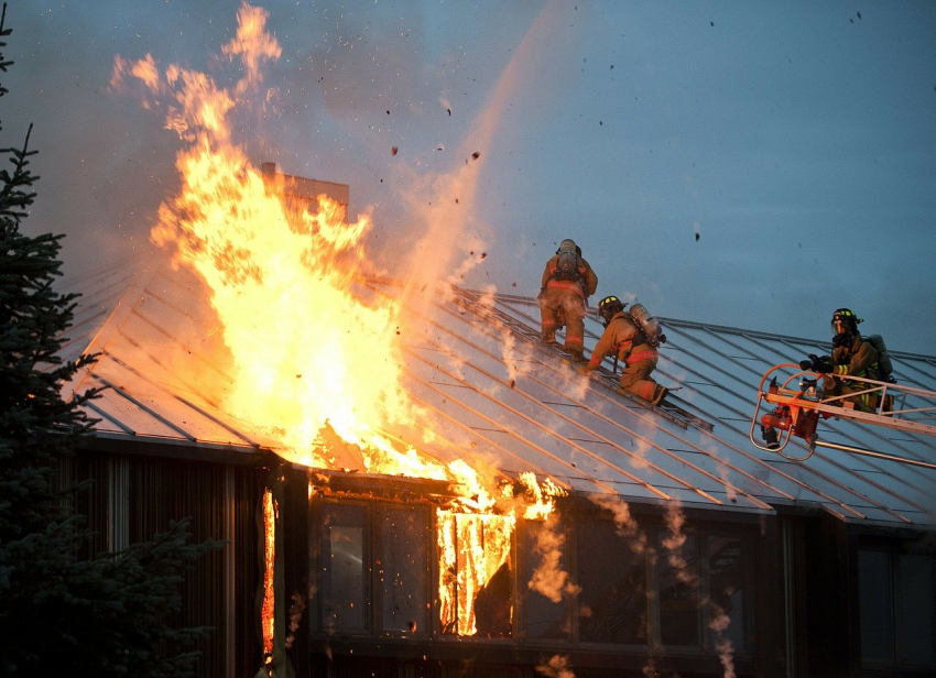 В Анапе в микрорайоне Алексеевка загорелась крыша жилого дома