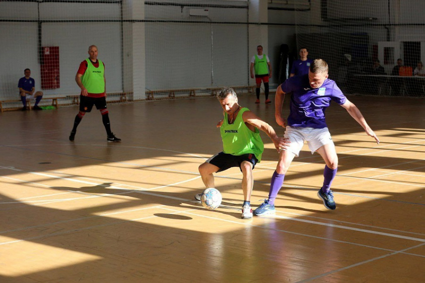 Отфутболили: команды мэрии и Совета Анапы провели товарищеский матч