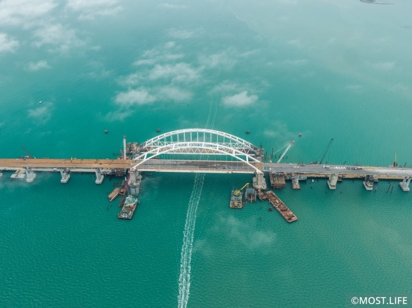 Движение по Крымскому мосту откроют в мае, но не для всех 
