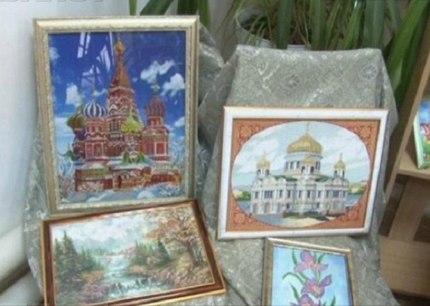 74-летняя пенсионерка из Анапы создает картины с помощью горячего утюга, мелков и теста