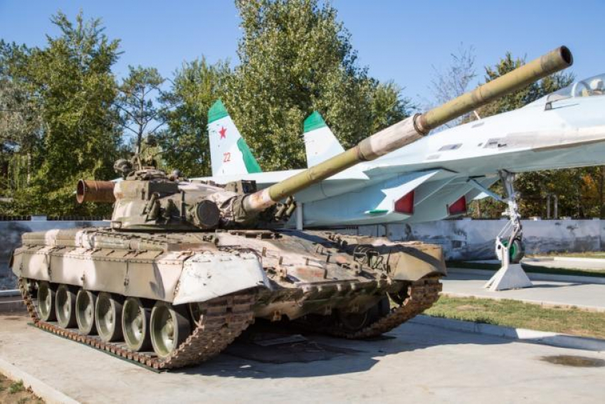 Парк военной техники в Анапе пополнился танком Т-80