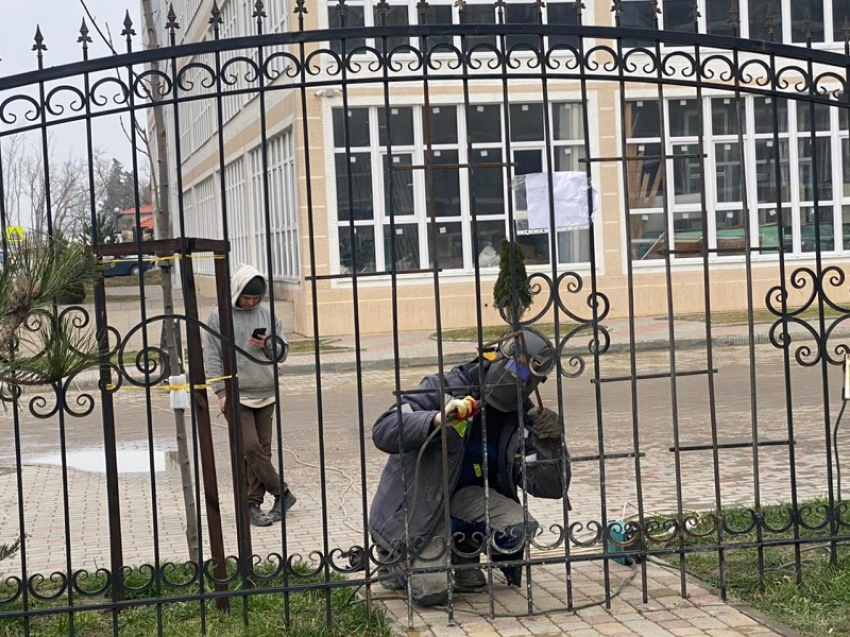 Анапчане спорят: нужны ли заборы между ЖК в городе-курорте