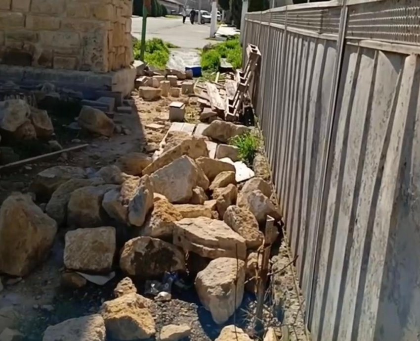 «Решили, что тут свинарник»: жители Витязево жалуются на неубранный строительный мусор