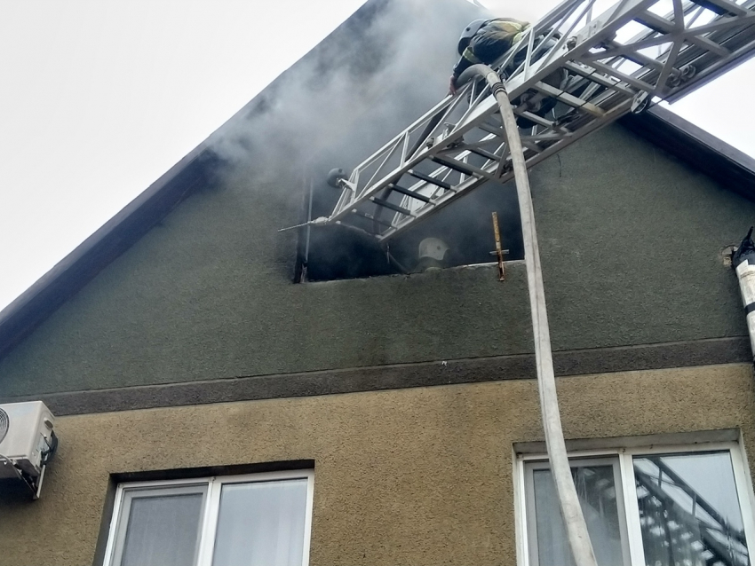 Сегодня, 13 января, в Анапе в Летнем переулке горел трёхэтажный дом
