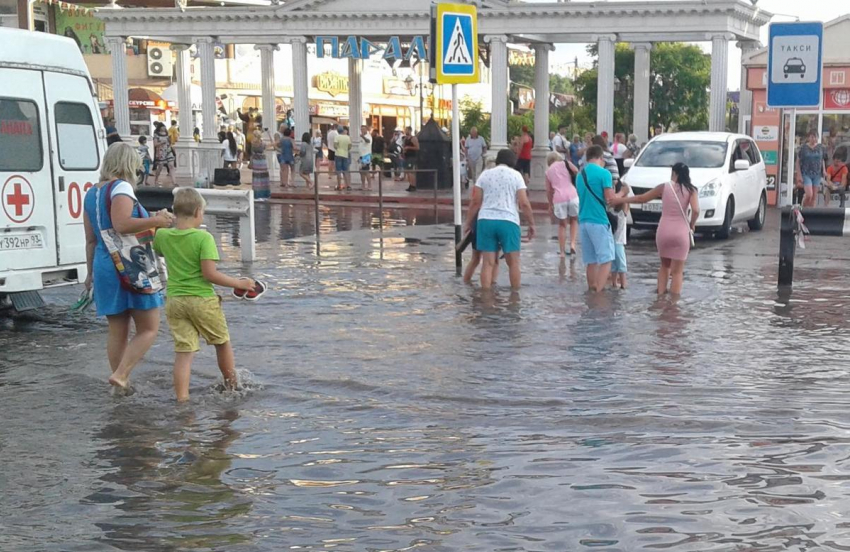Прямо сейчас! Потоп на витязевской Паралии под Анапой: люди переплывают дорогу