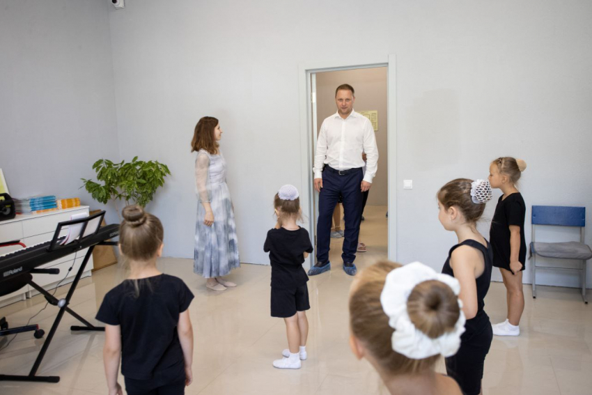 Василий Швец посетил семейный развивающий центр акробатики