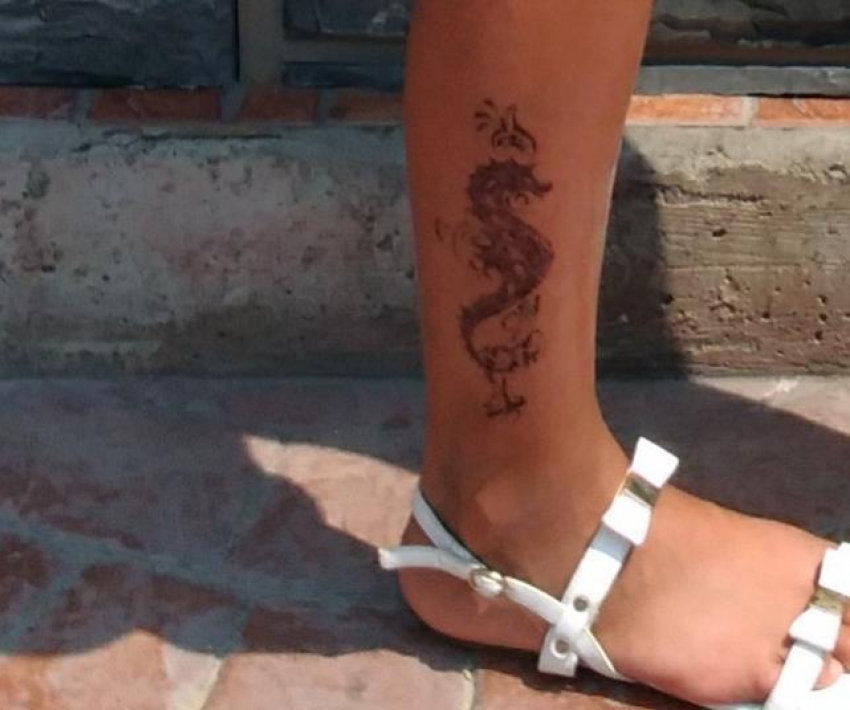 В Анапе туристов снова развели: они отдали все накопления ребенка тату-мастерам
