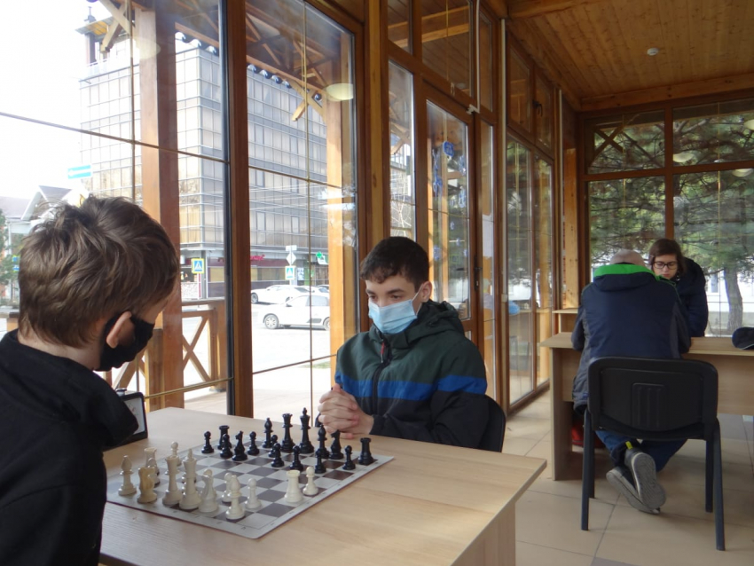 В Анапе каратисты встретились с шахматистами: кто кого?