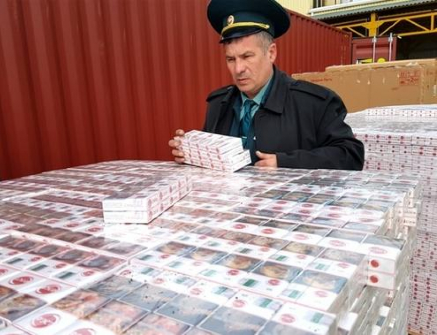 Таможня Новороссийска задержала контрабандистов, которые спрятали сигареты в ведрах