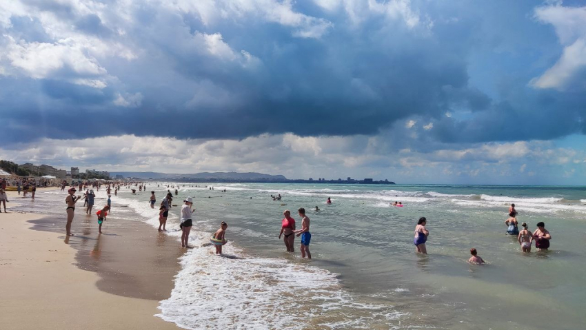 Море штормит и бушует: в Анапе предупредили о запрете купания из-за грозового фронта