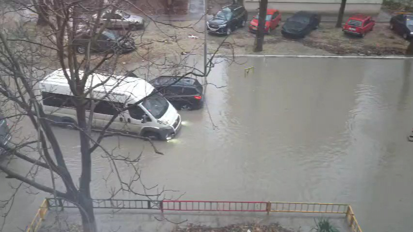 В Анапе нашли неожиданную причину подтопления двора