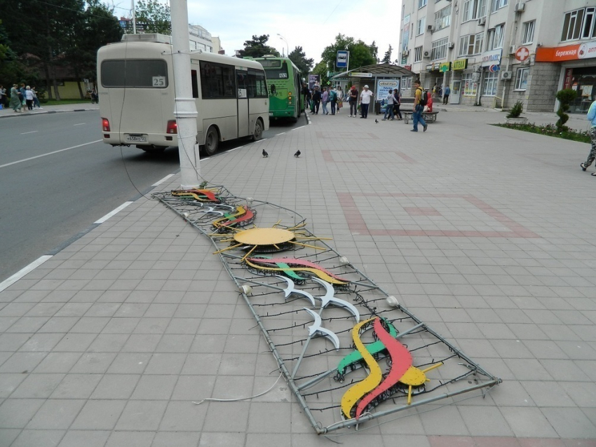 В центре Анапы на Крымской оборвалась световая растяжка