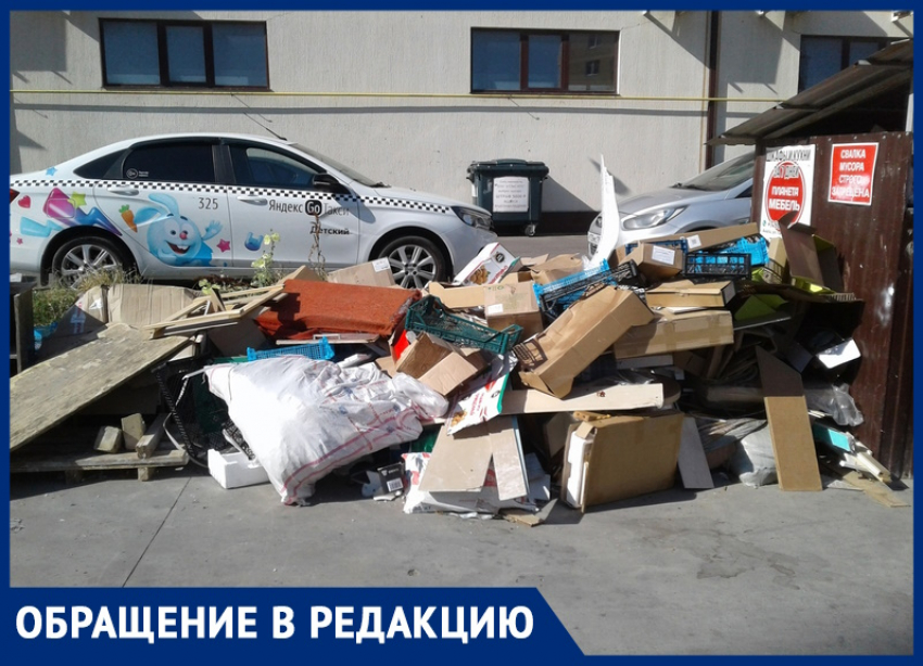 Переполненные мусорные контейнеры несколько дней стоят во дворе домов на улице Крестьянской, 27