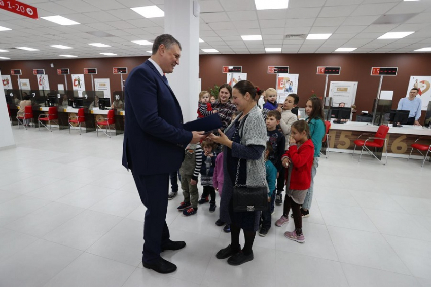 В Анапе жителям Херсонской области вручили первые жилищные сертификаты