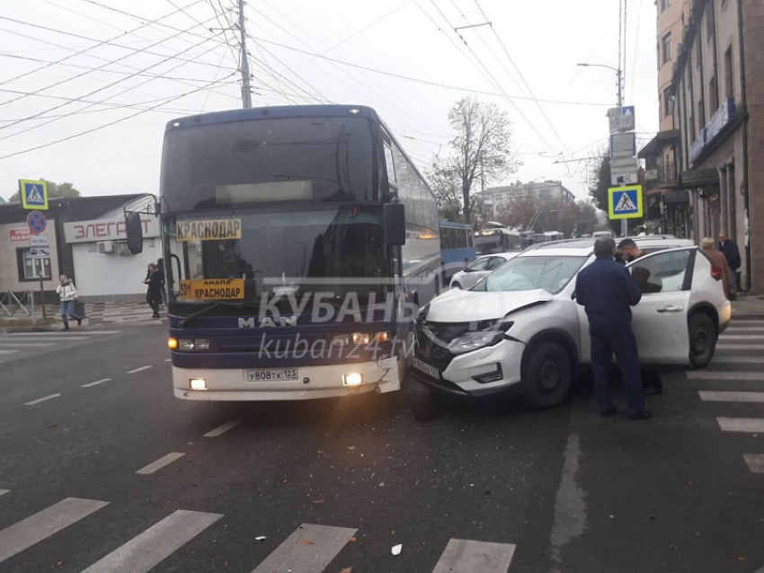 Рейсовый автобус из Анапы попал в ДТП в Краснодаре