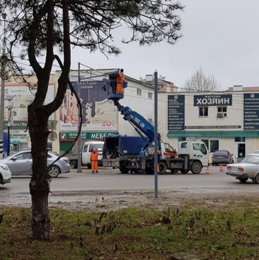 На улице Парковой в Анапе устанавливают долгожданный светофор