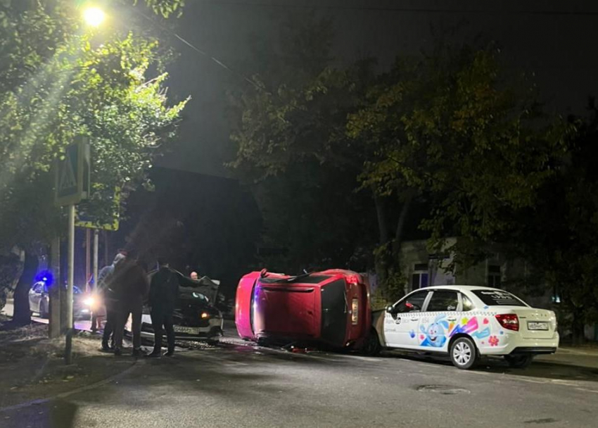 Ночью в Анапе произошло ДТП с перевёрнутым автомобилем