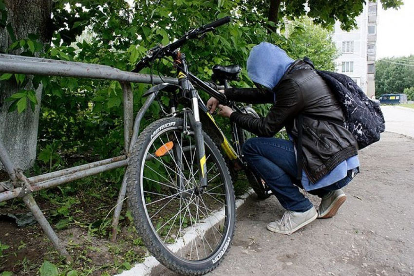 В Анапе вор-силач порвал противоугонный трос и похитил дорогой велосипед