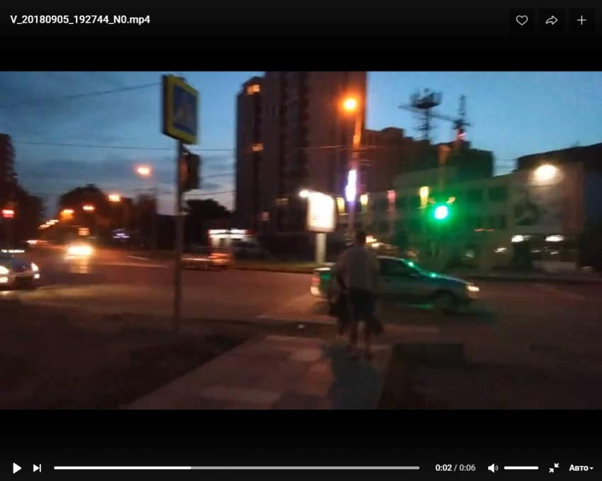 Водители в Анапе летят через пешеходный переход на красный свет