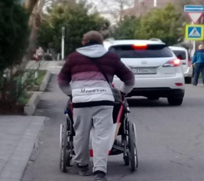 В Анапе многие тротуары для инвалидов и мамочек с колясками - это полоса с препятствиями