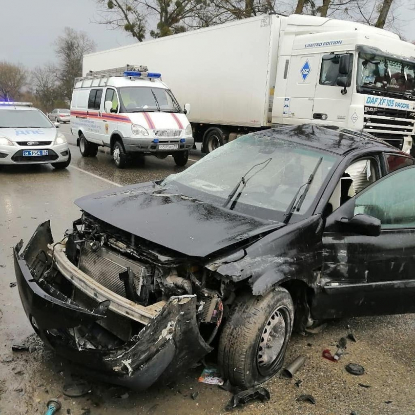 Водитель «Рено» оказался зажатым в машине из-за аварии под Анапой