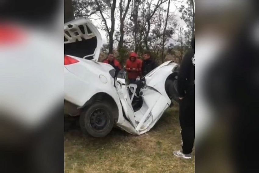 В ДТП под Анапой, крышу иномарки вдавило в пол, а автомобиль согнуло пополам