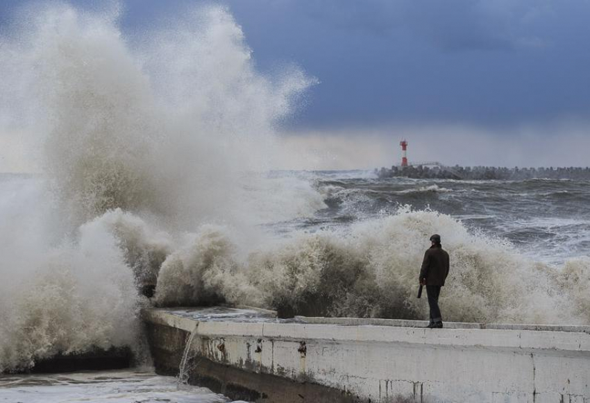 Из-за резкого усиления ветра в Анапе объявлено экстренное предупреждение	