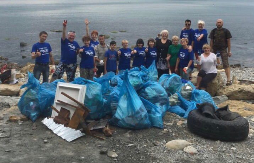 На анапском пляже прошла акция «Чистый берег — чистая вода»