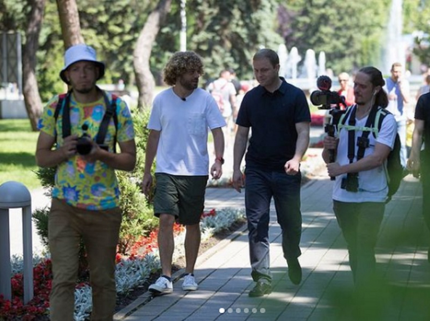 Известный блогер Илья Варламов гуляет по Анапе с мэром курорта