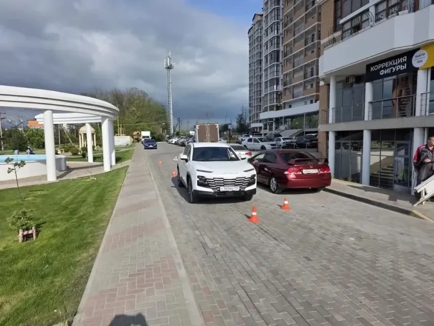 Во дворе многоэтажки в Анапе автомобиль сбил ребенка