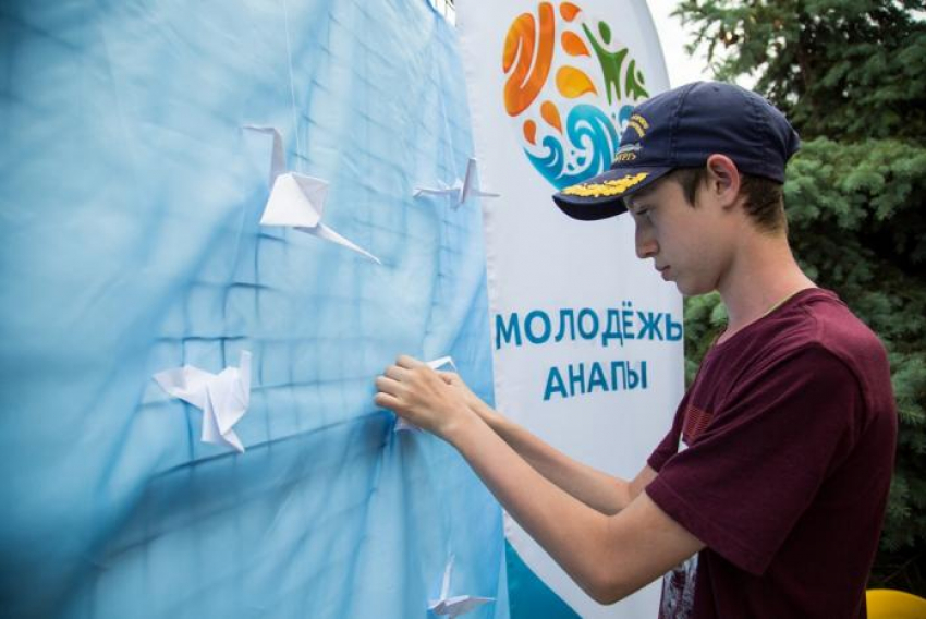 Анапчане приняли участие во флешмобе «Голубь мира"