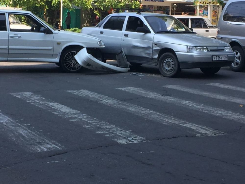 Битва ВАЗов: в Анапе столкнулись два отечественных автомобиля