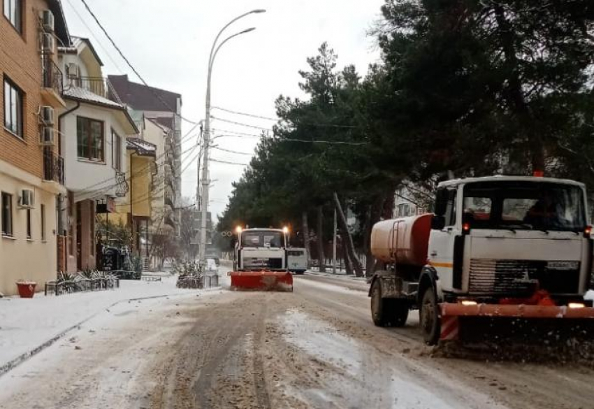 Сегодня с 6 часов утра в Анапе около 70 человек улицы расчищают от снега