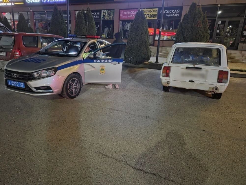 В Анапе оштрафовали водителя за выброс мусора на проезжую часть