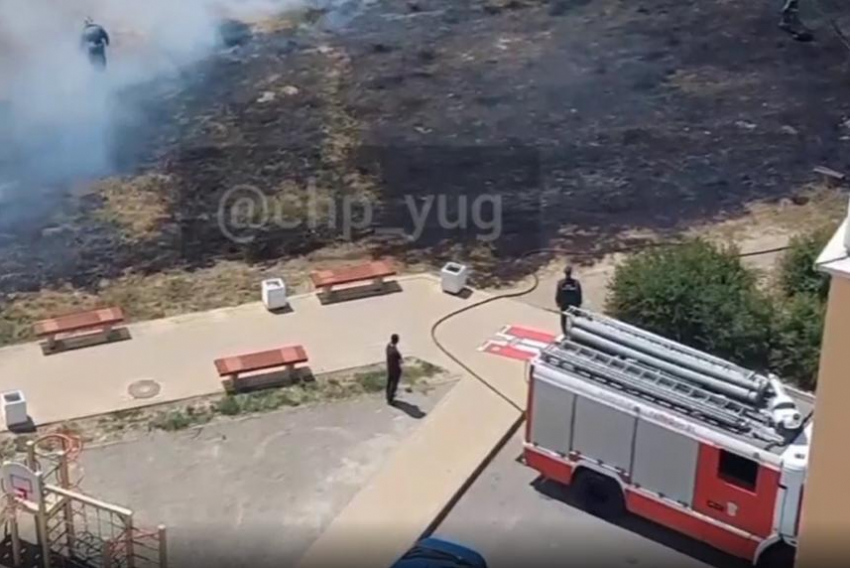 Загорелось поле возле жилого дома в Анапе у микрорайона «Горгиппия"