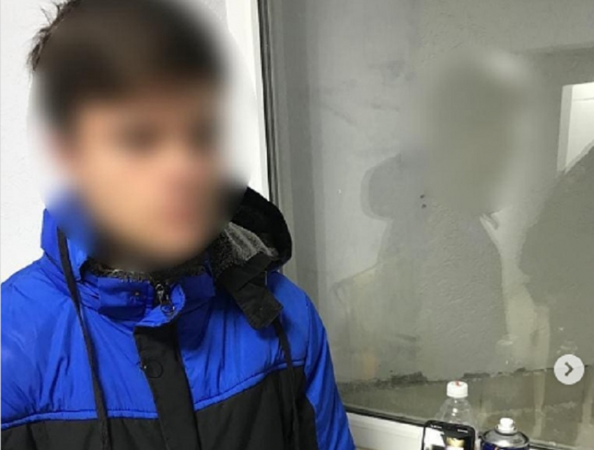 В Анапе задержали парня, рисовавшего на стенах домов рекламу наркотиков