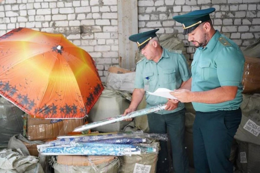 В Анапу не пустили десятки тысяч… пляжных зонтиков и надувных матрасов