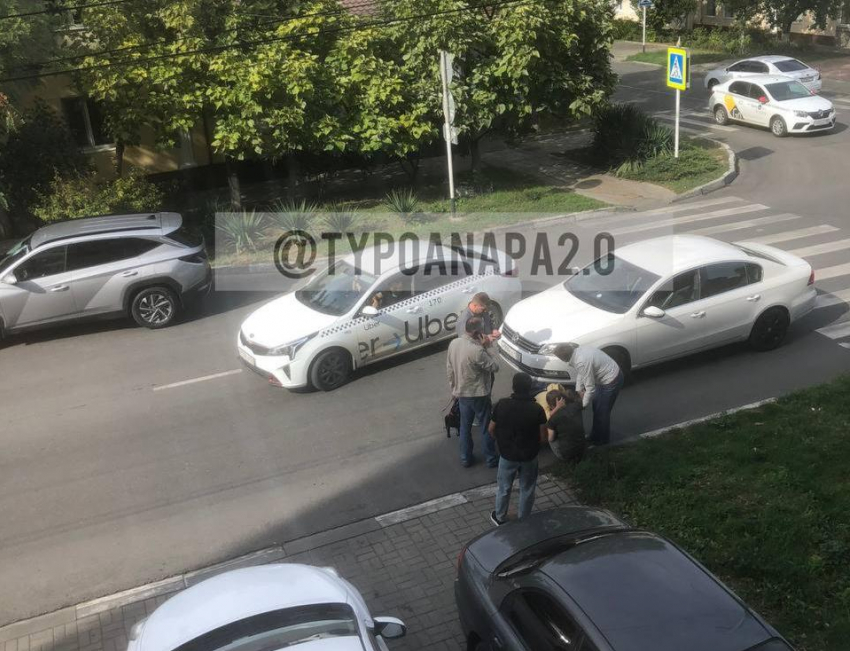 Двух девушек сбили на перекрёстке в центре Анапы