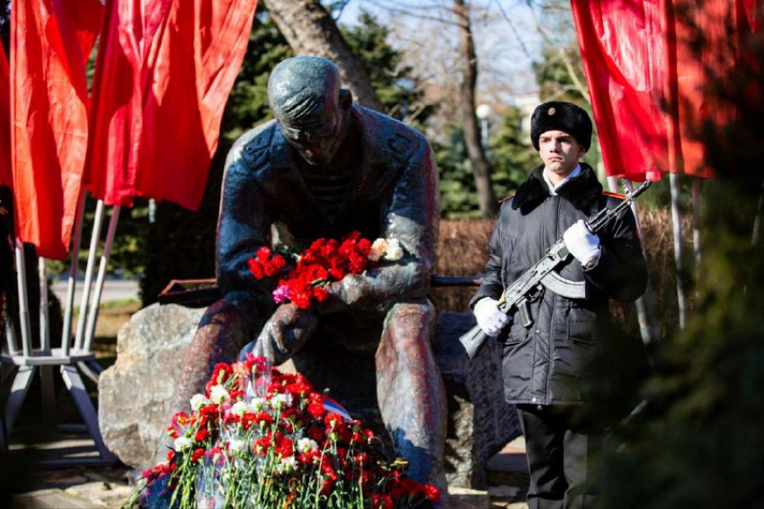 Памятник воинам Афганской войны находится на Аллее Славы в городском сквере в центре Анапы