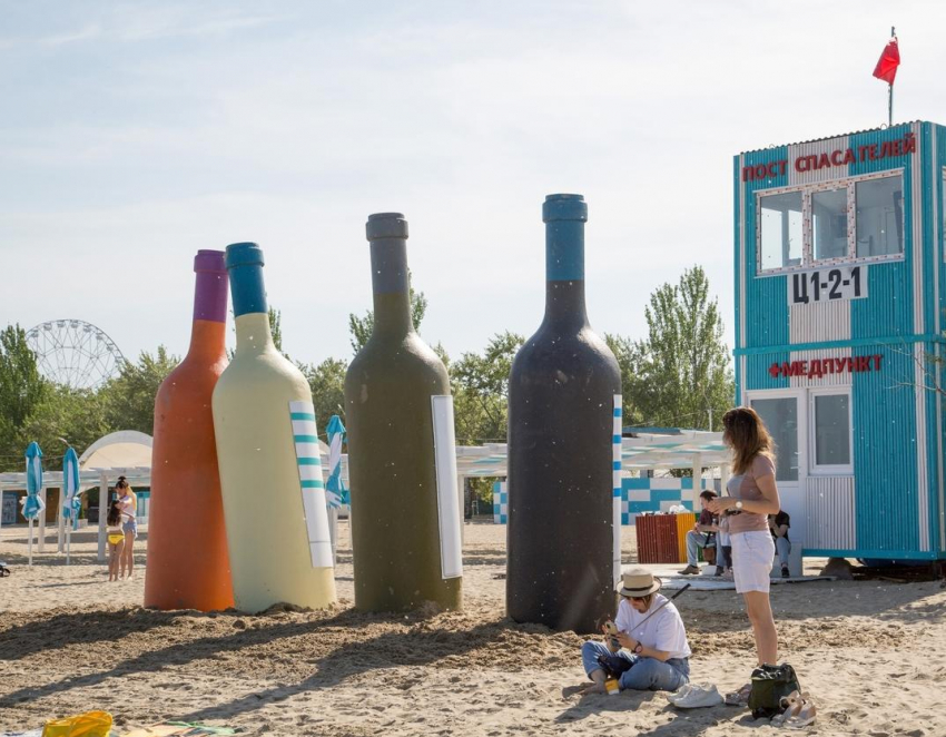 "Реклама пьянства": анапчане спорят, нужны ли декоративные бутылки на центральном пляже
