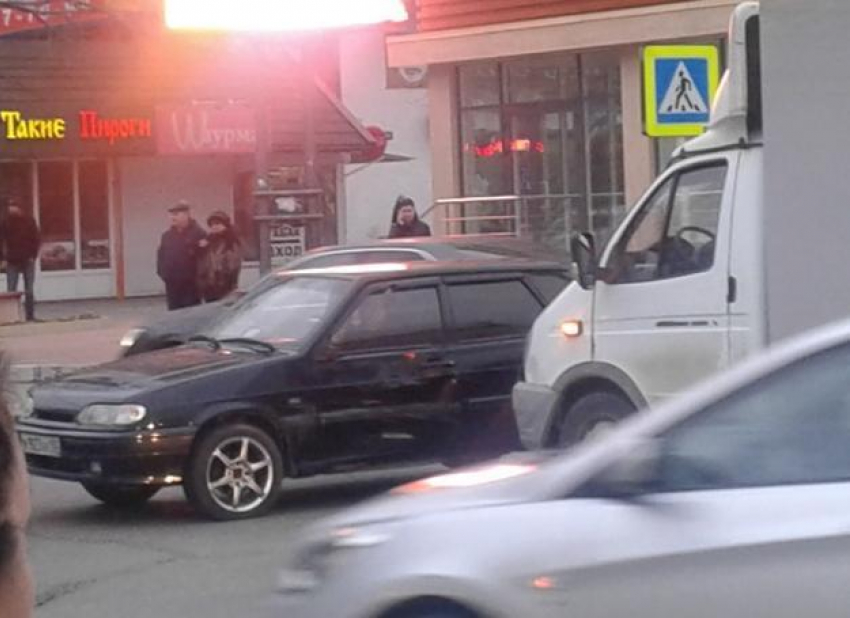 В центре Анапы грузовая «Газель» врезалась в «Ладу": есть видео