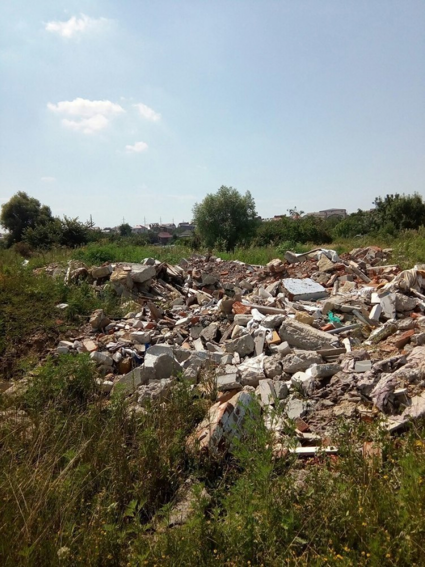 Недалеко от Анапы тонны мусора выбрасывают возле жилых домов и речки Анапки