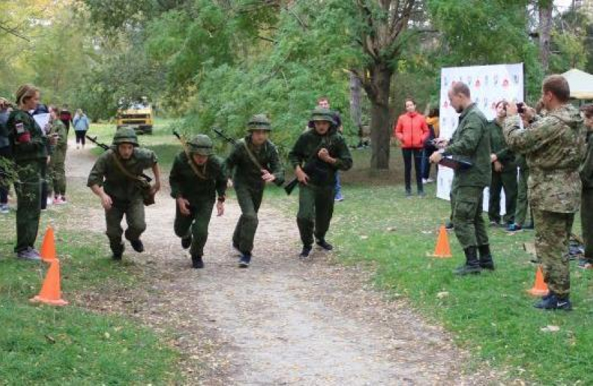 Куда анапские студенты бежали в камуфляже, противогазах и c автоматами 