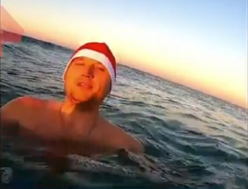 В Анапе «морж» искупался в колпаке Деда Мороза и снял себя на видео