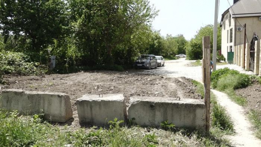 В Анапе ещё одна дорога в частных руках: собственник оградил её бетонными блоками